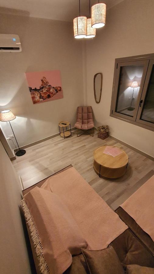 Larry'S Little Place In The Center Of Gytheio מראה חיצוני תמונה
