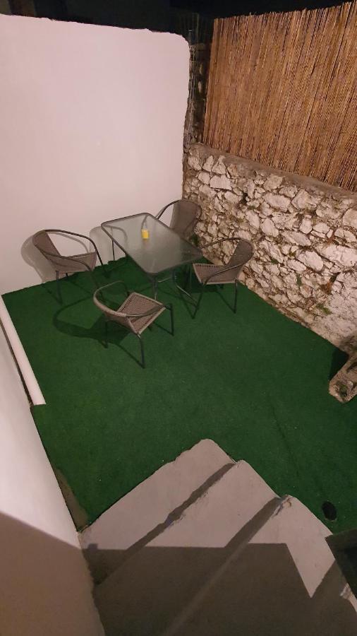 Larry'S Little Place In The Center Of Gytheio מראה חיצוני תמונה