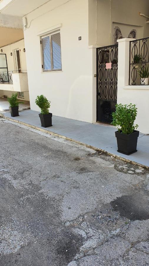Larry'S Little Place In The Center Of Gytheio מראה חיצוני תמונה
